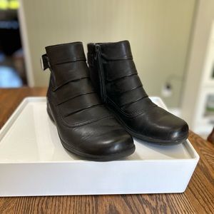 Clarks Black Leather Zip Buckle Sz. 9 Wide Ankle Boots **So very comfortable **